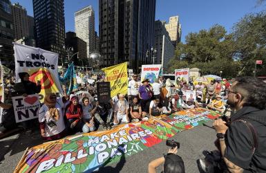 ‘मेक बिलियनियर्स पे’ मार्चमा न्यू योर्क सिटीमा मात्र २५ हजारको सहभागिता, जलवायु तथा सामाजिक न्यायका माग