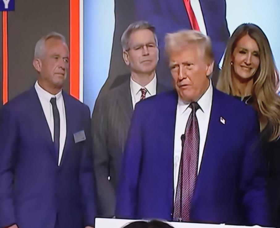 ट्रम्पद्धारा राष्ट्रपतिको  सपथग्रहण, आप्रावासी नियन्त्रणको लागि दक्षिणी सीमामा इमर्जेन्सी घोषणा