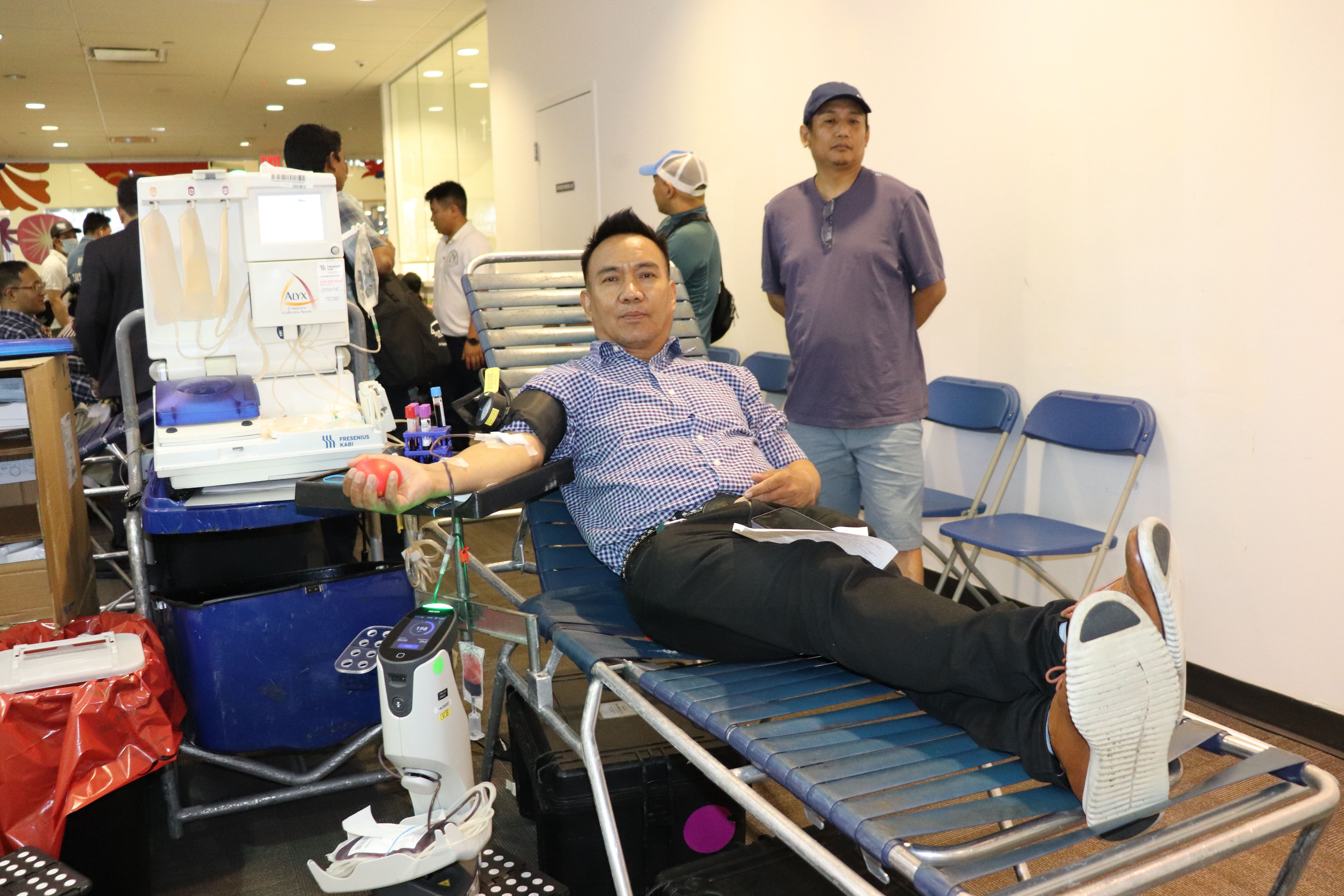 फिप्ना अध्यक्ष तोरण गुरुङ रक्तदान गर्दै।